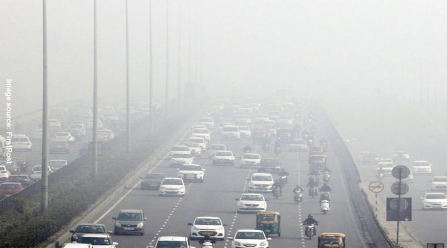 delhi polluted road with smog