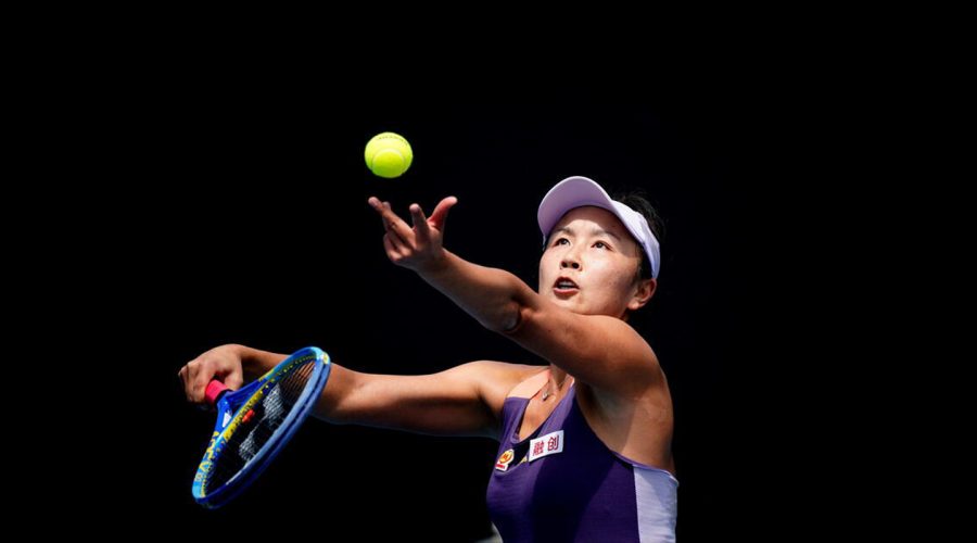 Tennis player pengshui serving